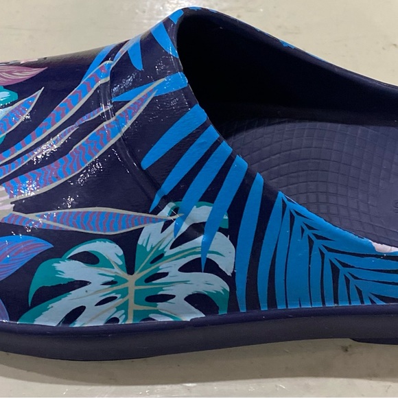 Oofos Clog in Limited Edition Hawaiian Flora Print Size 12 - Picture 3 of 5